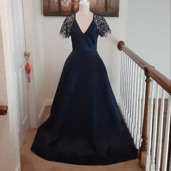 Monique Lhuillier Navy Lace Sleeve Gown - Picture 2 of 10